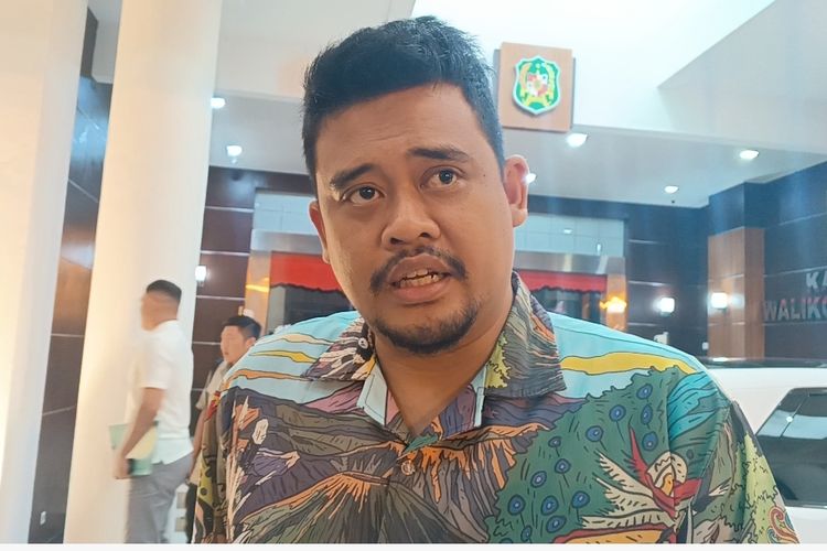 Wali Kota Medan Bobby Nasution saat diwawancarai wartawan di Balai Kota, Selasa (23/4/2024)