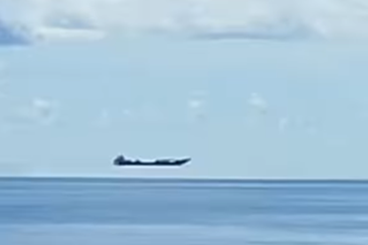 Tangkapan layar unggahan video yang memperlihatkan benda menyerupai kapal tampak seperti melayang di laut.