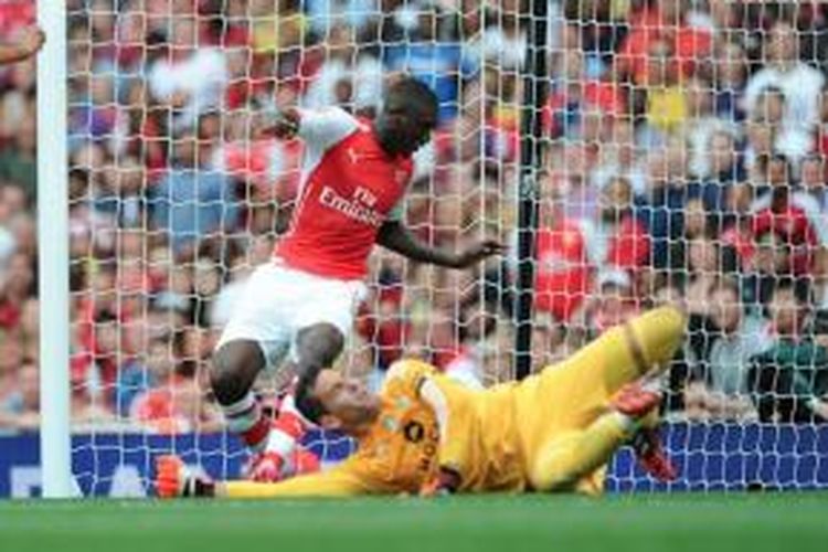 Penyerang muda Arsenal,  Yaya Sanogo, mencetak gol ke gawang Benfica pada turnamen Emirates Cup 2014 di Stadion Emirates, Sabtu (2/8/2014). 