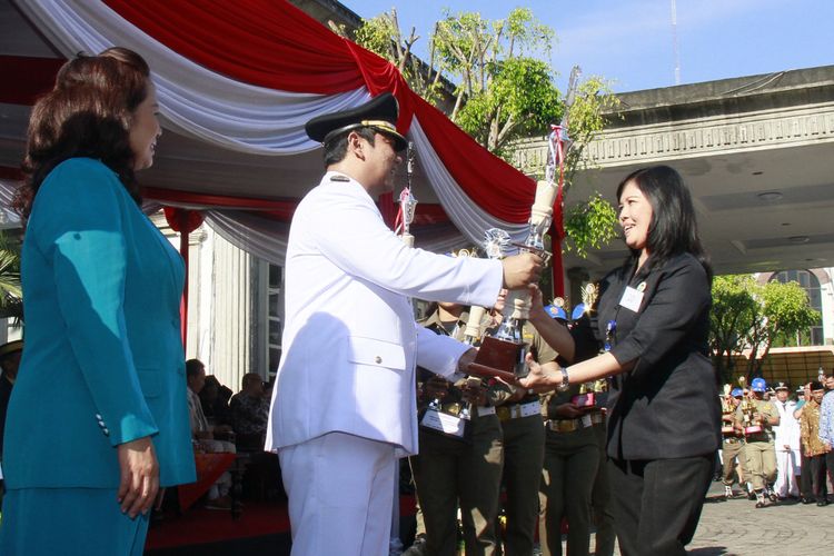 Walikota Semarang, Hendrar Prihadi, menyerahkan penghargaan kepada warga kota pada upacara peringatan HUT Kota Semarang ke-470, di Balaikota Semarang, Selasa (2/5/2017).