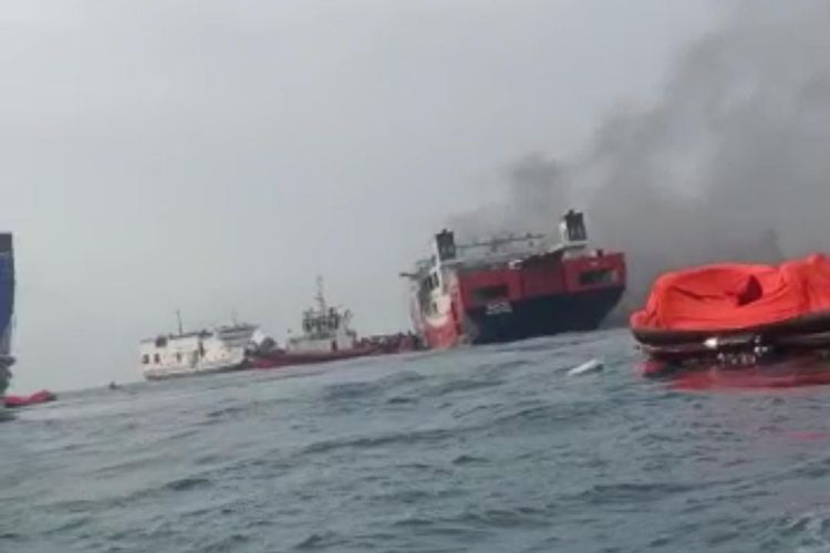Kapal penyeberangan KMP Royce 1 terbakar saat berlayar di perairan Merak, Banten, Sabtu (6/5/2023). 