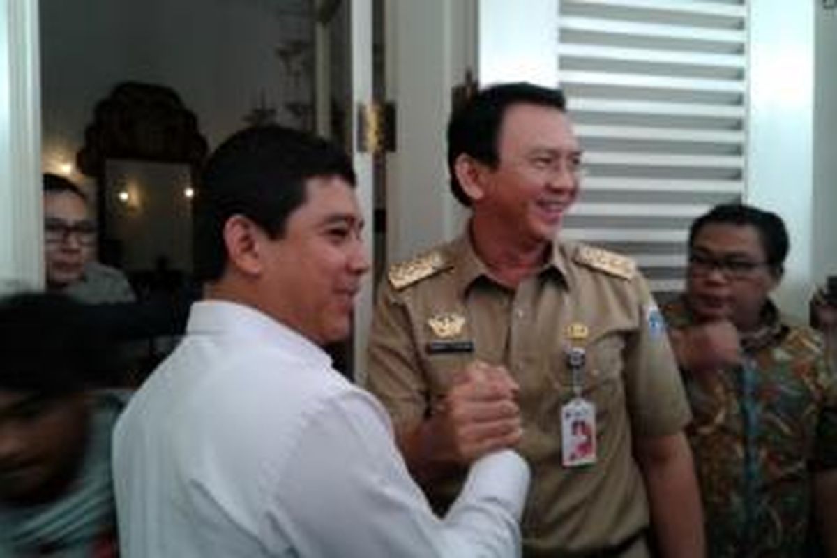 Menteri Pendayagunaan Aparatur Negara dan Reformasi Birokrasi Yuddy Chrisnandi (kiri) bersama Gubernur DKI Jakarta Basuki Tjahaja Purnama di Balai Kota, Selasa (3/2/2015).
