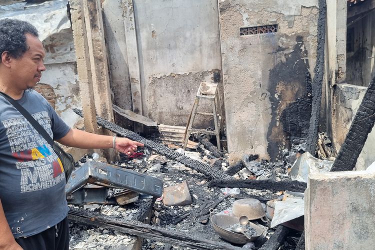 Warga Jalan Batu Ceper, Gambir, Intan (50) menunjuk dapurnya yang hangus terbakar akibat kebakaran, Senin (8/4/2024).