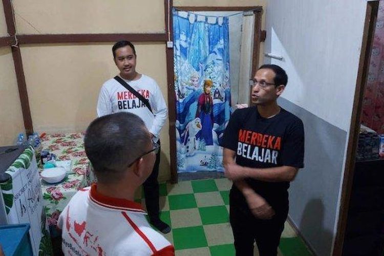 Mendikbudristek Nadiem Makarim mengunjungi SMKN 1 Entikong di Kalimantan Barat pada Selasa (25/10/2022). Hari itu Nadiem mengakhiri kunjungan kerjanya di Kalimantan Barat dengan bermalam di sekolah yang berada di perbatasan Indonesia-Malaysia tersebut.