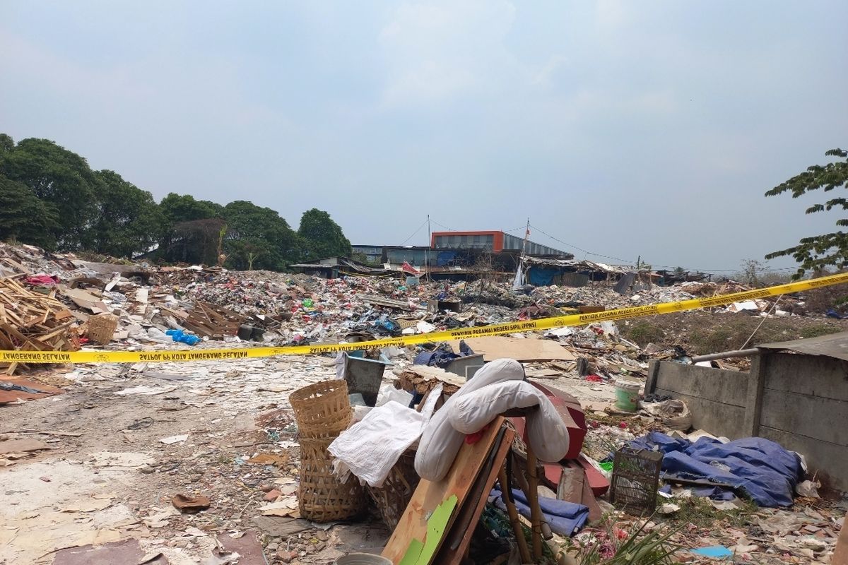 Pemerintah Kota Tangerang Tangerang Selatan menyegel tempat pembuangan akhir (TPA) ilegal di Jalan Nusa Jaya, Pondok Ranji, Tangerang Selatan pada Senin (30/10/2023). Penyegelan itu buntut adanya keluhan warga setempat akibat terdampak bau yang berasal dari aktivitas di tempat pembuangan sampah tersebut.