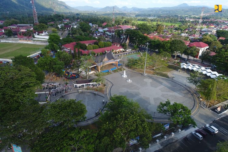 Kementerian PUPR telah menyelesaikan penataan kawasan wisata Desa Terindah Nagari Tuo Pariangan, dan Lapangan Cindua Mato di Kabupaten Tanah Datar, Provinsi Sumatera Barat.