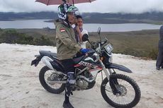 Naik Motor Trail, Jokowi Jajal Satu Ruas Jalan Trans Papua