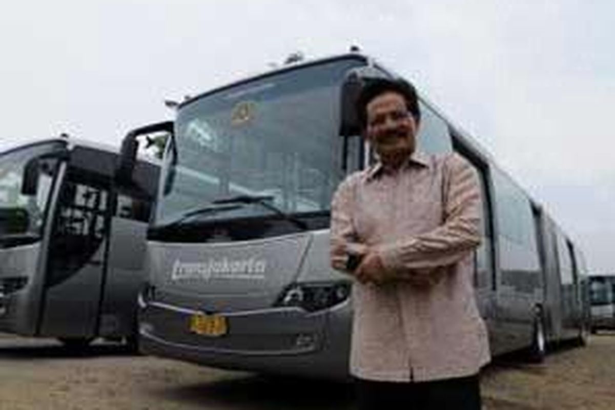 GT Soerbakti, Presiden Direktur Lorena di depan armada bus tempel lorena Busway di kawasan Ceger, Jakarta Timur, Kamis (23/10). PT Eka Sari Lorena Transport menyiapkan 34 bus single decker dan 13 unit articulated bus (bus gandeng) untuk koridor V dan VII. Semua armada bus ini menggunakan BBG atau bahan bakar gas.
