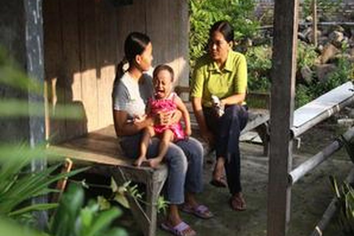 Bidan Debora Harmi memberikan pengetahuan mengenai tempe kepada salah satu ibu di desa Gasem Sari, Semarang, Jawa Tengah.