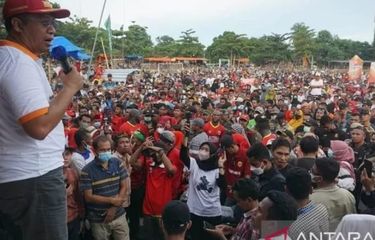 Kerumunan dalam turnamen sepak bola di Bima, NTB.