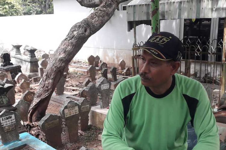 Rochmadi, tukang bersih-bersih TPU Bergota, Kota Semarang, Jawa Tengah pada Sabtu (9/3/2024). 