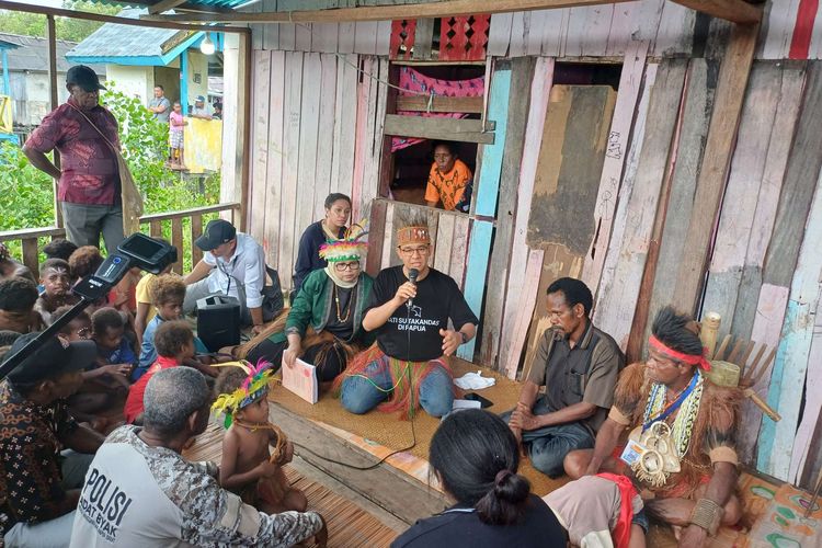 Calon presiden nomor urut 1, Anies Baswedan saat mengunjungi Kampung Rufei, Kota Sorong, Papua Barat Daya, Selasa (16/1/2024).
