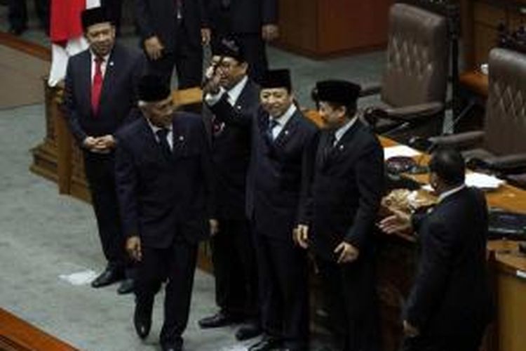 Ketua baru DPR Setya Novanto menunjukkan palu sidang usai sidang paripurna pemilihan pimpinan DPR 2014-2019 di Gedung Parlemen, Senayan, Jakarta, Kamis (2/10/2014).