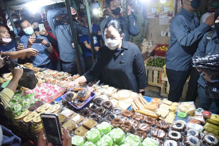 Ketua DPR RI Puan Maharani melakukan pantauan harga bahan kebutuhan pokok (Bapok) ke Pasar Tambahrejo, Surabaya, Rabu (2/3/2022).