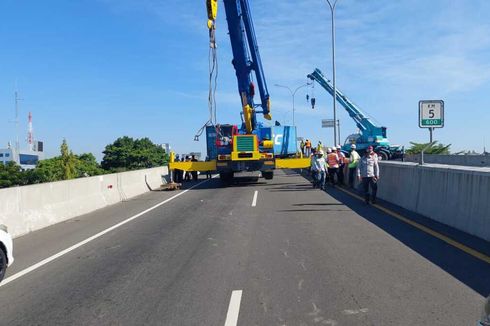 Tak Kuat Menanjak di Jalan Tol Makassar, Truk Kontainer Tabrak Pembatas Jalan hingga Terguling