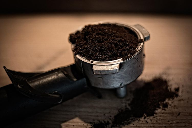 Ampas kopi dapat dimanfaatkan untuk kebutuhan tanaman, termasuk salah satunya sebagai pupuk.