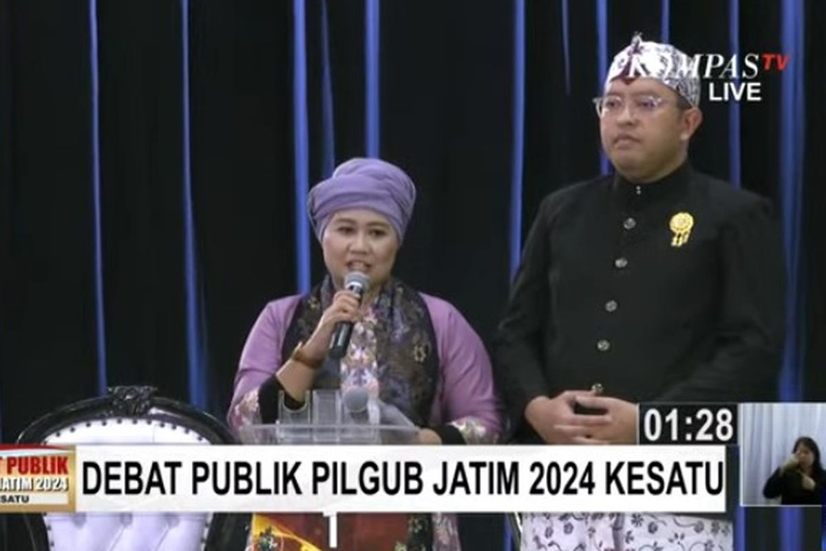 Pasangan calon gubernur dan wakil gubernur Jawa Timur nomor urut 1 Luluk Nur Hamidah - Lukmanul Hakim dalam debat publik perdana Pilkada Jatim, Jumat (18/10/2024)