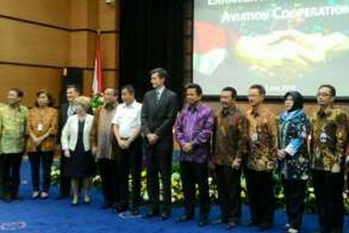 Menteri Perhubungan Ignasius Jonan bersama Duta Besar Amerika Serikat untuk Indonesia Robert Blake di Jakarta, Kamis (2/6/2016)