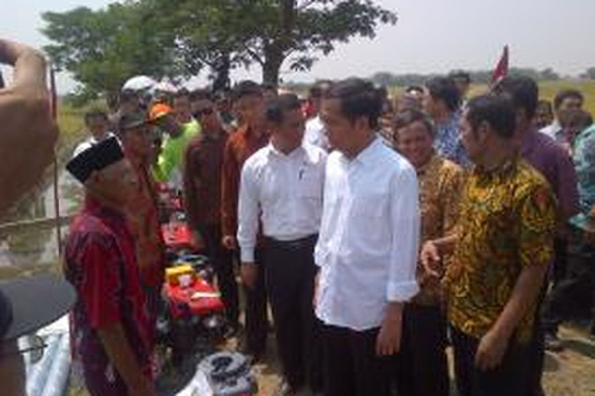 Jokowi menemui salah satu petani, Sabtu (3/10/2015).