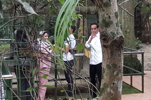 Ketika Pengunjung Ragunan Soraki Pengawal Jokowi...