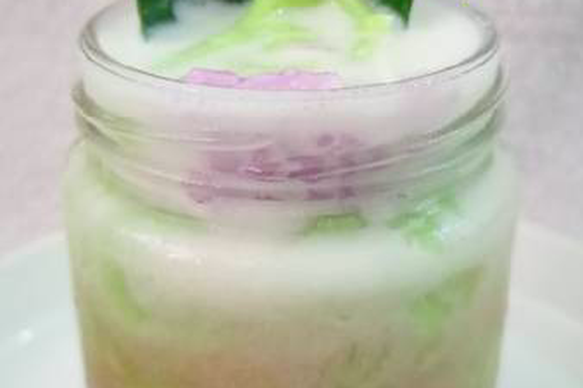 Es Cendol Dawet bisa kita buat sendiri dengan menggunakan agar-agar.