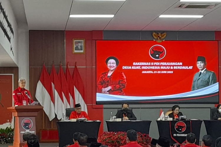 Gubernur Jawa Tengah Ganjar Pranowo saat membacakan rekomendasi Rakernas PDI-P, di Sekolah Partai, Lenteng Agung, Jakarta Selatan, Kamis (23/6/2022).