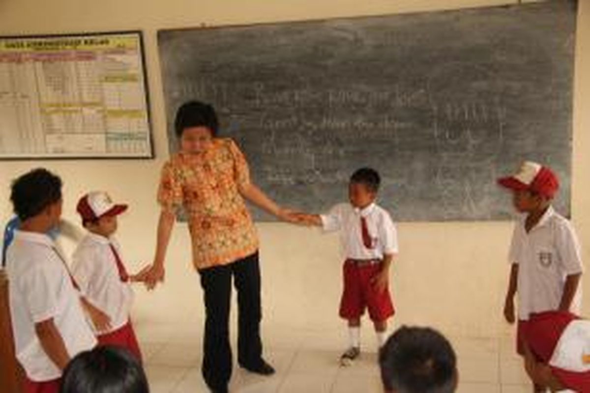 Secara akademis, riset membuktikan bahwa setiap anak lahir dengan potensinya masing-masing. Jadikan anak sesuai dengan potensinya, bukan sesuai dengan harapan orang tua.