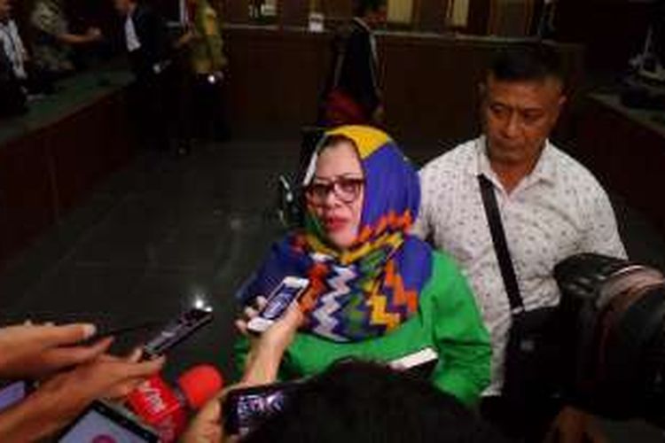 Anggota Komisi VII DPR RI, Dewie Yasin Limpo, menangis seusai menghadiri sidang putusan di Pengadilan Tipikor, Jakarta, Senin (13/6/2016).