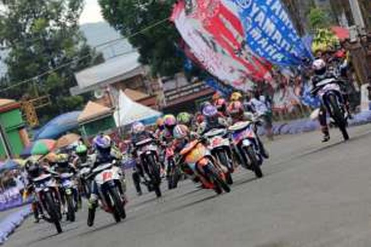 Para pebalap beraksi pada Yamaha Cup Race 2015.