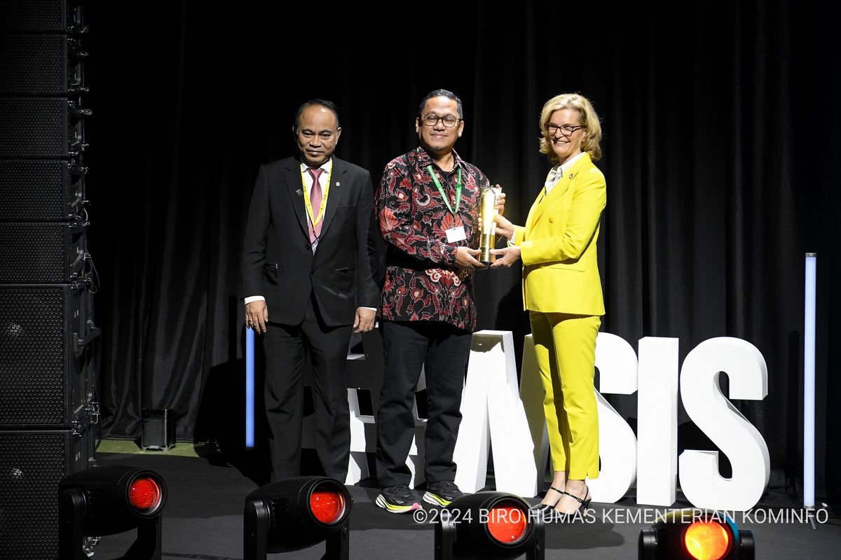 Menteri Komunikasi dan Informatika (Menkominfo) Budi Arie Setiadi saat menyaksikan JaWAra Internet Sehat menjadi pemenang utama pada kategori C4 ? Capacity Building dalam agenda WSIS+20 Forum High Level Event di Jenewa, Swiss, Selasa (28/5/2024). 

