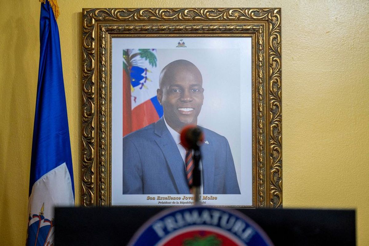 Foto mendiang Presiden Haiti Jovenel Moise digantung di dinding sebelum konferensi pers oleh Perdana Menteri sementara Claude Joseph di rumahnya, hampir seminggu setelah pembunuhannya, di Port-au-Prince, Haiti pada Jumat (13/7/2021).  