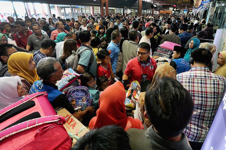 Ribuan calon penumpang tertahan di pintu masuk terminal 2, setelah terbakarnya JW Sky Lounge di Terminal 2E Bandara Soekarno-Hatta, Tangerang, Banten, Minggu (5/7/2015). 