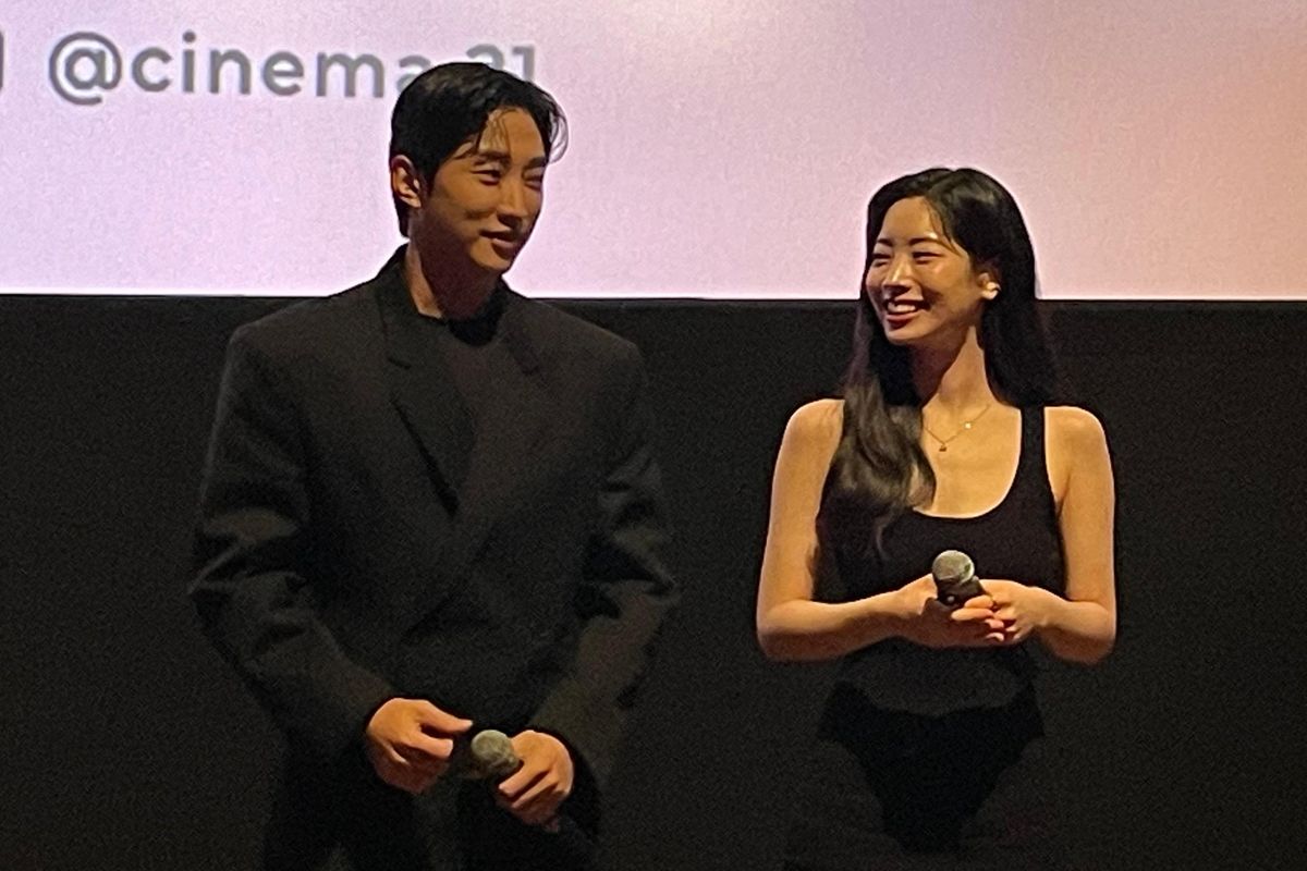 Jinyoung B1A4 dan Dahyun TWICE saat world premiere film You Are The Apple of My Eye di Xxi Epicentrum, Kuningan, Jakarta Selatan, Senin (10/2/2025).
