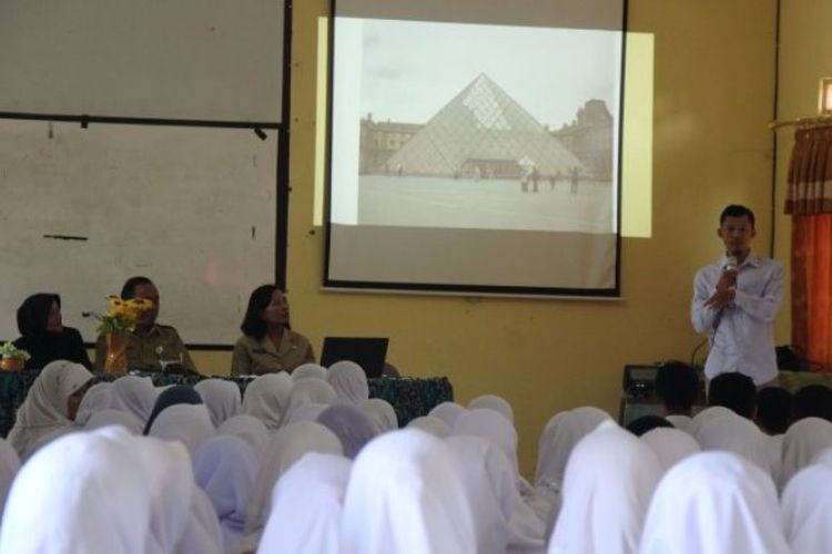 Muhammad Sunardi memberikan motivasi di hadapan pelajar SMA Negeri 1 Pegandon, Senin (4/9/2017).