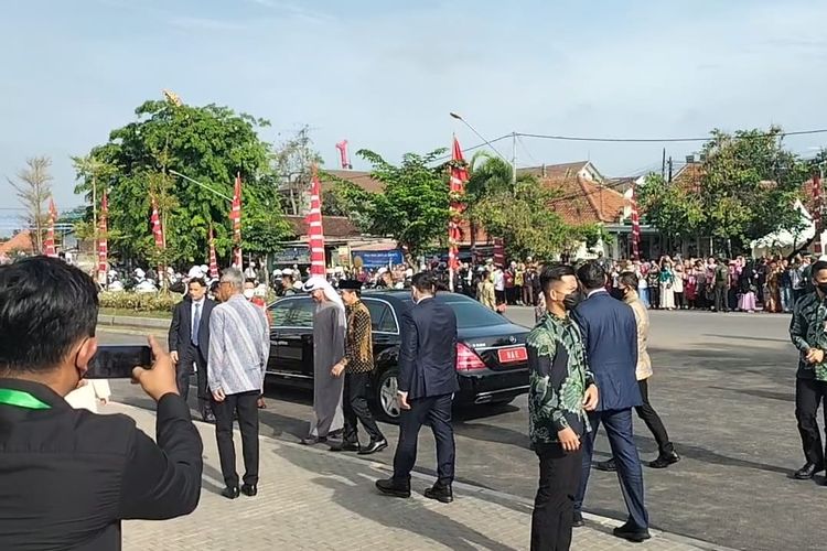 Presiden Uni Emirat Arab (UEA) Sheikh Mohamed Bin Zayed Al Nahyan dan Presiden Joko Widodo (Jokowi), tiba di Masjid Raya Sheikh Zayed Solo.