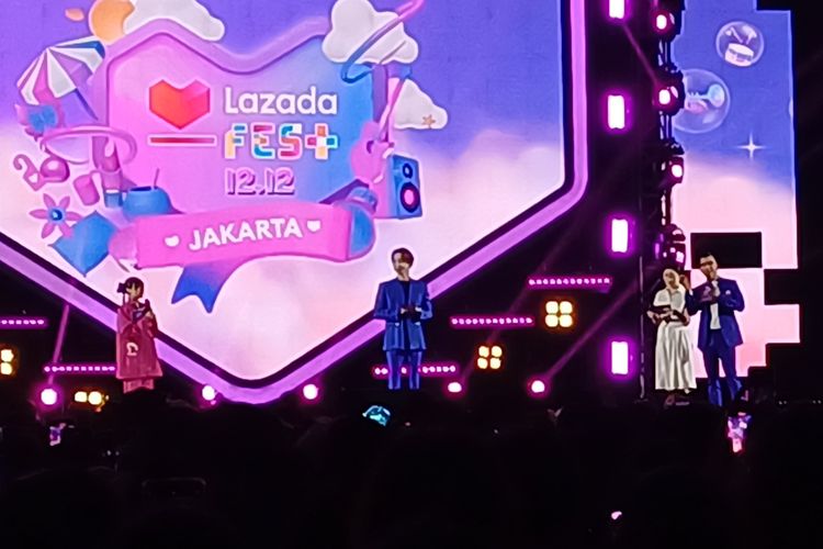 Member boy group SHINee, Key (tengah) saat tampil di Lazada Fest 12.12 di Indonesia Arena, Senayan, Jakarta Pusat, Rabu (13/12/2023).