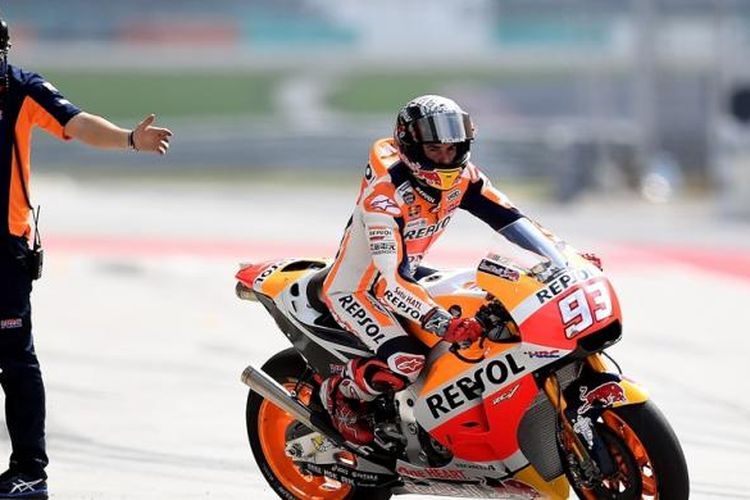 Pebalap Repsol Honda asal Spanyol, Marc Marquez, keluar dari pit saat hari pertama tes pramusim MotoGP 2017 di Sirkuit Sepang, Malaysia, Senin (30/1/2017).