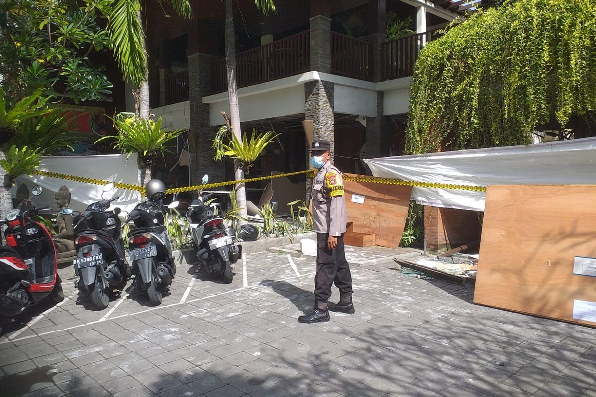 Salah satu anggota Polres Badung saat mendatangi restoran yang mengalami kebakaran  di Jalan Pemelisan Agung, No.12, Banjar Berawa, Desa Tibubeneng, Kecamatan Kuta Utara, Kabupaten Badung, Bali pada Kamis (30/6/2022). / Humas. Polres Badung