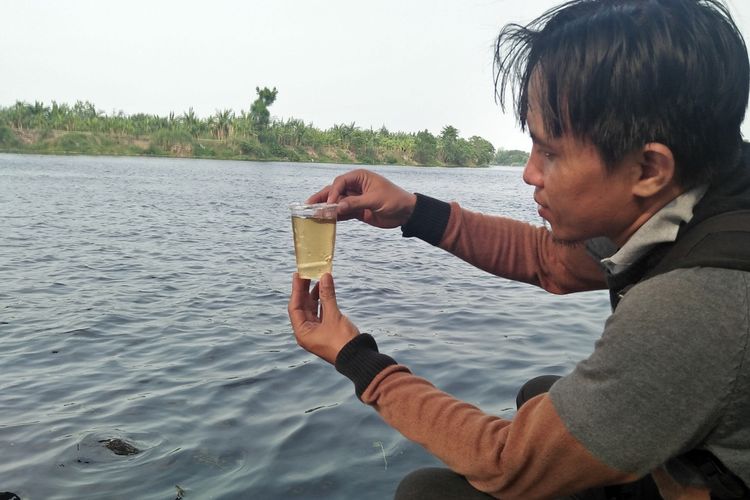 Penampakan air dari aliran Bengawan Solo yang ada di sekitar bendungan grak Babat, Lamongan.