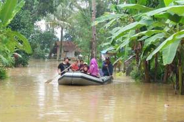 Petugas BPBD Kabupaten Tasikmalaya melakukan evakuasi warga Kecamatan Sukaresik yang rumahnya terendam banjir akibat hujan seharian, Sabtu (17/9/2016).
