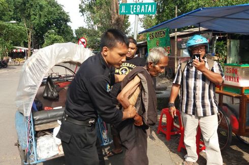 Kakek Pengayuh Becak Dilarikan ke Rumah Sakit, di Bawah Jok Ditemukan Uang Rp 48 Juta