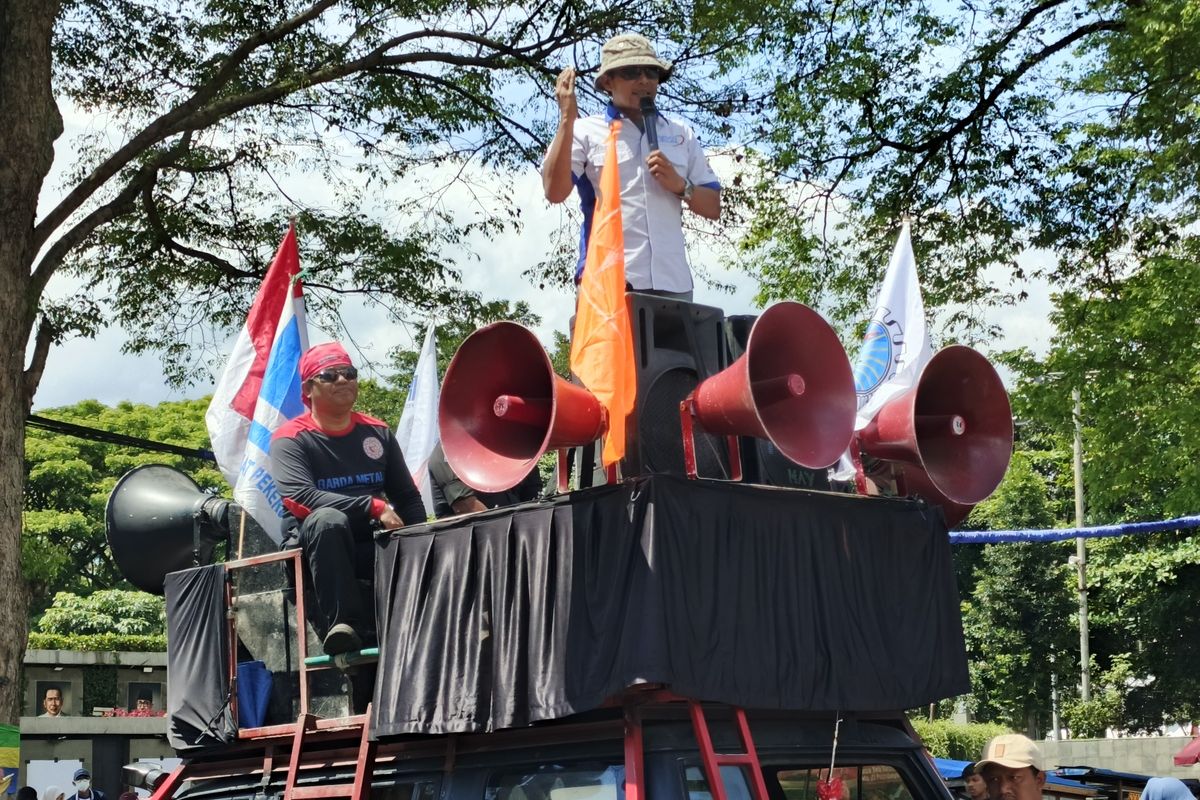 Sejumlah buruh yang tergabung dalam Serikat Pekerja Nasional (SPN) Jawa Barat menggelar aksi unjuk rasa di Gedung Sate, Jalan Diponegoro, Kota Bandung, Kamis (28/8/2025). Mereka menuntut penghapusan praktik outsourcing dan menolak upah murah.
