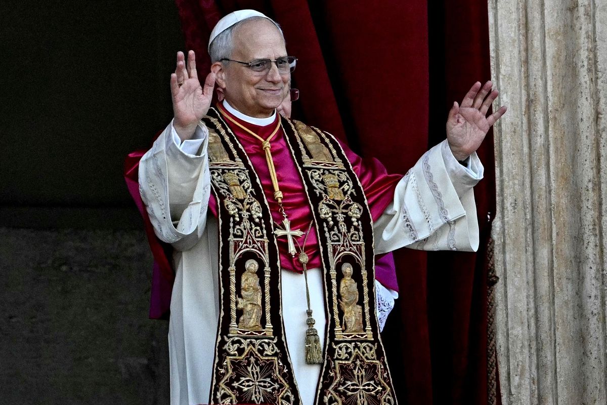 Robert Francis Prevost, yang kini dikenal sebagai Paus Leo XIV, saat diperkenalkan sebagai paus baru terpilih di balkon Basilika Santo Petrus, Vatikan, Kamis (8/5/2025).