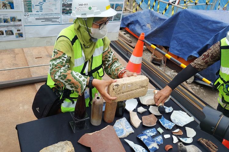 Sejumlah artefak yang ditemukan PT MRT Jakarta ketika menggarap contract package (CP) 203 di Stasiun MRT Kota, Jakarta Barat. PT MRT menemukan artefak di Glodok, Jakarta Barat. Foto diambil pada Selasa (20/9/2022).