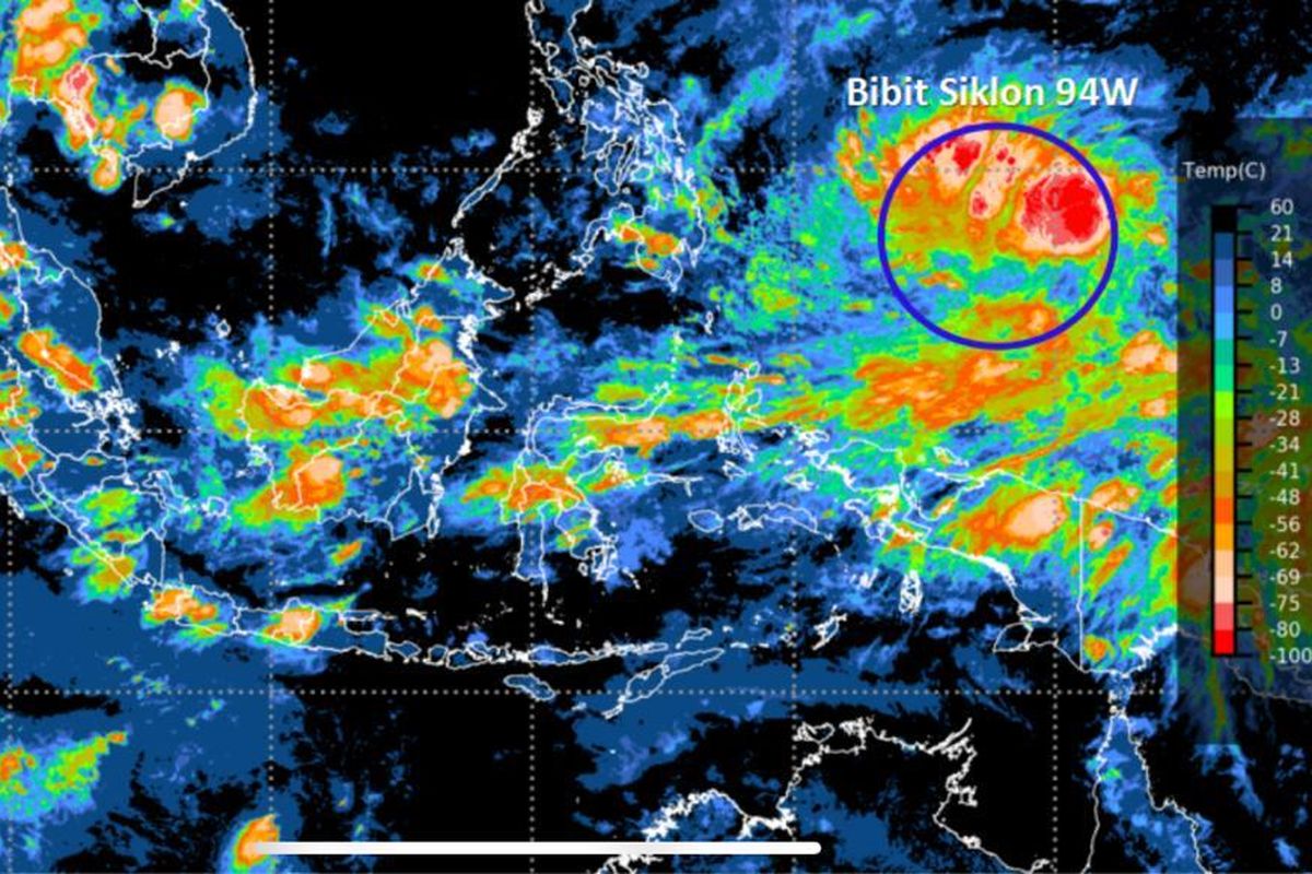 Citra satelit yang menunjukkan adanya pertumbuhan Bibit Siklon Tropis 94W (lingkaran biru) di Samudera Pasifik utara Papua, Senin (12/4).