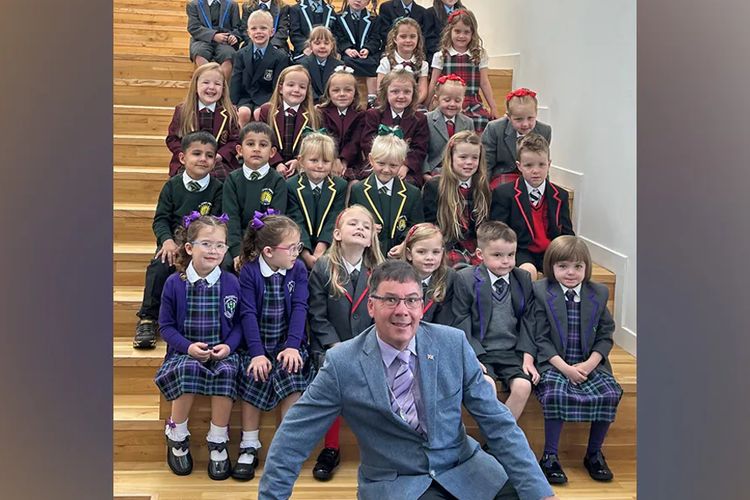 17 pasang anak kembar berkumpul di St Patrick Primary School, Greenock.