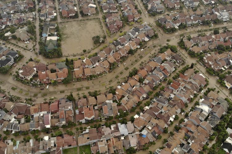 Foto aerial menunjukkan banjir yang menyisakan lumpur di salah satu kawasan hunian elite di Bekasi, Jawa Barat, Kamis (2/1/2020). Hujan deras dan luapan Kali Bekasi merendam sebagian besar kawasan tersebut.