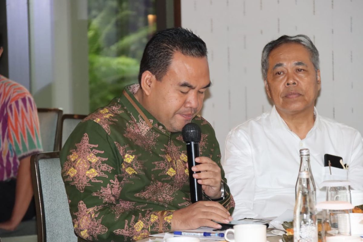 Bupati Blora Arief Rohman saat memimpin Rapat Koordinasi (Rakor) dengan Kemenko Perekonomian, Deputi Bidang Koordinasi Perniagaan dan Industri, dan sejumlah Guru Besar UNNES di Padma Hotel Semarang, Semarang, Jawa Tengah (Jateng), Jumat (26/4/2024).