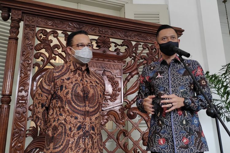Ketua Umum Partai Demokrat Agus Harimurti Yudhoyono (kanan) bersama Gubernur DKI Jakarta Anies Baswedan di Pendopo Balai Kota DKI Jakarta, Kamis (6/5/2021) 