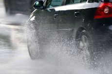 Benarkah Konsumsi Bahan Bakar Mobil Saat Hujan Lebih Irit? 
